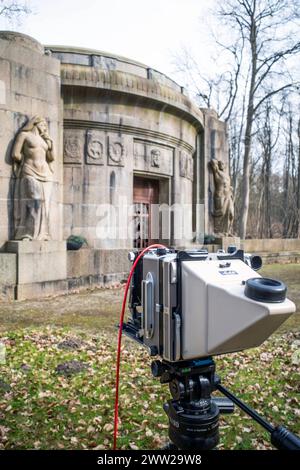 Eine Kamera vom Typ Linhof Technika 4x5 steht vor dem Mausoleum der Familie Schlutius, errichtet 1912/16 nach einem Entwurf von Bildhauer Wilhelm Wandschneider. Das 1916 fertiggestelltes Mausoleum zählt zu den bedeutendsten spätwilhelminischen Grabbauten. Plau am See *** Eine Linhof Technika 4x5 Kamera steht vor dem Mausoleum der Familie Schlutius, erbaut 1912 16 nach einem Entwurf des Bildhauers Wilhelm Wandschneider das 1916 fertiggestellte Mausoleum ist eines der bedeutendsten spätgrünminischen Gräber in Plau am See Copyright: FrankxHormannx/xnordlicht Stockfoto