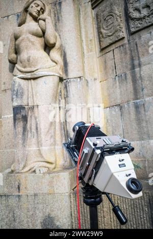 Eine Kamera vom Typ Linhof Technika 4x5 steht vor dem Mausoleum der Familie Schlutius, errichtet 1912/16 nach einem Entwurf von Bildhauer Wilhelm Wandschneider. Das 1916 fertiggestelltes Mausoleum zählt zu den bedeutendsten spätwilhelminischen Grabbauten. Plau am See *** Eine Linhof Technika 4x5 Kamera steht vor dem Mausoleum der Familie Schlutius, erbaut 1912 16 nach einem Entwurf des Bildhauers Wilhelm Wandschneider das 1916 fertiggestellte Mausoleum ist eines der bedeutendsten spätgrünminischen Gräber in Plau am See Copyright: FrankxHormannx/xnordlicht Stockfoto