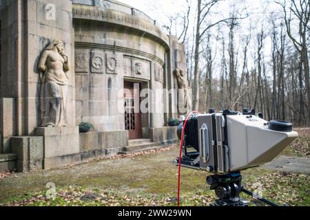 Eine Kamera vom Typ Linhof Technika 4x5 steht vor dem Mausoleum der Familie Schlutius, errichtet 1912/16 nach einem Entwurf von Bildhauer Wilhelm Wandschneider. Das 1916 fertiggestelltes Mausoleum zählt zu den bedeutendsten spätwilhelminischen Grabbauten. Plau am See *** Eine Linhof Technika 4x5 Kamera steht vor dem Mausoleum der Familie Schlutius, erbaut 1912 16 nach einem Entwurf des Bildhauers Wilhelm Wandschneider das 1916 fertiggestellte Mausoleum ist eines der bedeutendsten spätgrünminischen Gräber in Plau am See Copyright: FrankxHormannx/xnordlicht Stockfoto