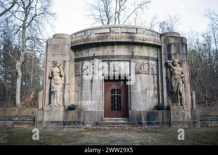 Eine Kamera vom Typ Linhof Technika 4x5 steht vor dem Mausoleum der Familie Schlutius, errichtet 1912/16 nach einem Entwurf von Bildhauer Wilhelm Wandschneider. Das 1916 fertiggestelltes Mausoleum zählt zu den bedeutendsten spätwilhelminischen Grabbauten. Plau am See *** Eine Linhof Technika 4x5 Kamera steht vor dem Mausoleum der Familie Schlutius, erbaut 1912 16 nach einem Entwurf des Bildhauers Wilhelm Wandschneider das 1916 fertiggestellte Mausoleum ist eines der bedeutendsten spätgrünminischen Gräber in Plau am See Copyright: FrankxHormannx/xnordlicht Stockfoto