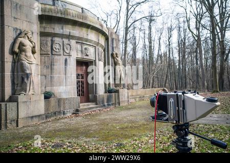 Eine Kamera vom Typ Linhof Technika 4x5 steht vor dem Mausoleum der Familie Schlutius, errichtet 1912/16 nach einem Entwurf von Bildhauer Wilhelm Wandschneider. Das 1916 fertiggestelltes Mausoleum zählt zu den bedeutendsten spätwilhelminischen Grabbauten. Plau am See *** Eine Linhof Technika 4x5 Kamera steht vor dem Mausoleum der Familie Schlutius, erbaut 1912 16 nach einem Entwurf des Bildhauers Wilhelm Wandschneider das 1916 fertiggestellte Mausoleum ist eines der bedeutendsten spätgrünminischen Gräber in Plau am See Copyright: FrankxHormannx/xnordlicht Stockfoto