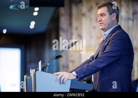 München, Deutschland. März 2024. Markus Söder (CSU), Parteivorsitzender und Ministerpräsident Bayerns, spricht auf der Pressekonferenz nach einem hochrangigen Treffen der Präsidenten der CSU und des Bayerischen Wirtschaftsverbandes (vbw) am 20. März 2024 in der CSU-Landeszentrale in München. Quelle: Matthias Balk/dpa/Alamy Live News Stockfoto