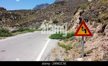 Ein Verkehrsschild neben einer Straße mit Spuren von Kugeln in der Mitte auf der Insel Kreta (Griechenland) Stockfoto