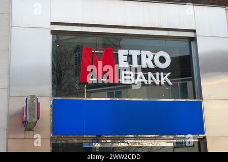 High Wycombe, Großbritannien. März 2024. Eine Metro Bank in High Wycombe, Buckinghamshire. Die Metro wird sieben Tage freie Stellen abschaffen und hat auch den Verlust von Arbeitsplätzen angekündigt. Kredit: Maureen McLean/Alamy Stockfoto