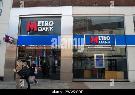 High Wycombe, Großbritannien. März 2024. Eine Metro Bank in High Wycombe, Buckinghamshire. Die Metro wird sieben Tage freie Stellen abschaffen und hat auch den Verlust von Arbeitsplätzen angekündigt. Kredit: Maureen McLean/Alamy Stockfoto