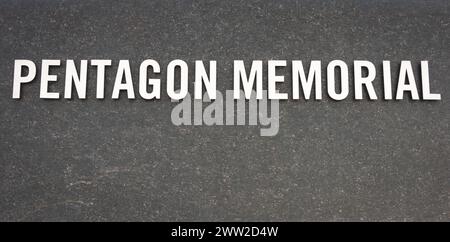 Das Pentagon Memorial, offiziell National 9/11 Pentagon Memorial, befindet sich südwestlich des Pentagon im Arlington County, Virginia, USA Stockfoto