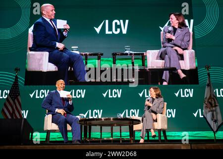 Washington, DC, USA. März 2024. US-Vizepräsidentin Kamala Harris (R) spricht zusammen mit der demokratischen Senatorin aus New Jersey, Cory Booker (L), über den Umweltrekord von Biden administrations beim jährlichen Capitol Dinner der League of Conservation Voters in Washington, DC, USA, am 20. März 2024. Die Klimaorganisation kündigte am 19. März an, dass sie 120 Millionen US-Dollar ausgeben wird, um Präsident Biden zusammen mit anderen Demokraten bei der Wiederwahl zu unterstützen. Quelle: Jim LoScalzo/Pool über CNP/dpa/Alamy Live News Stockfoto