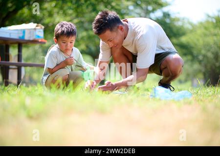 Ein Mann und ein Junge spielen im Gras Stockfoto