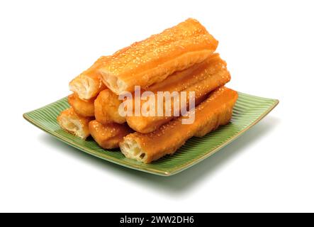 Chinesische Fritter auf weißem Hintergrund Stockfoto