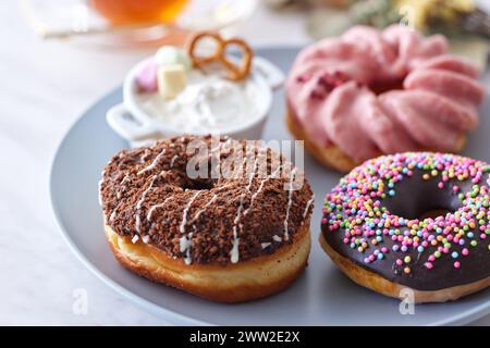 Eine Gruppe Donuts mit verschiedenen Belägen Stockfoto