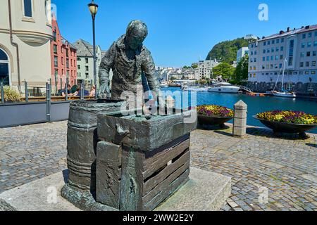 Alesund, Norwegen - 06 07 2022: Schöner Hafen des Alesund-Kanals und Statue der Heringsfrau Sildekona, mit farbenfroher Jugendstilarchitektur im Hintergrund Stockfoto