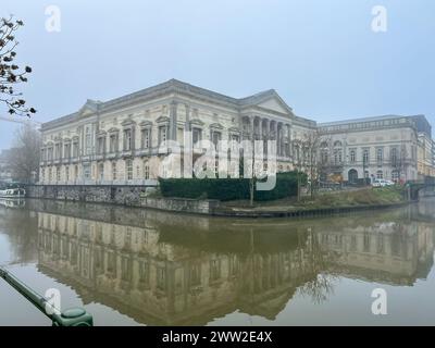 Gent, Belgien der Justizpalast, historisches Gebäude, das sich im Kanal spiegelt Stockfoto