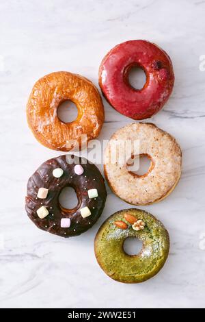 Eine Gruppe Donuts mit verschiedenen Belägen Stockfoto