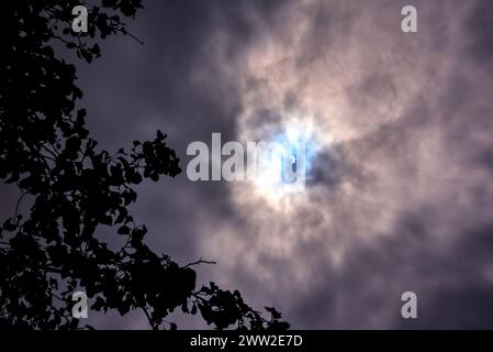 Die Sonnenfinsternis vom 21. August 2017 (Great American Eclipse), die unter den Wolken aus Santa Barbara, Kalifornien, zu sehen ist Stockfoto