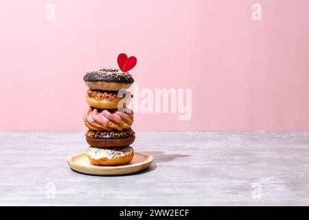 Ein Stapel Donuts mit Streuseln und einem Herz darauf Stockfoto