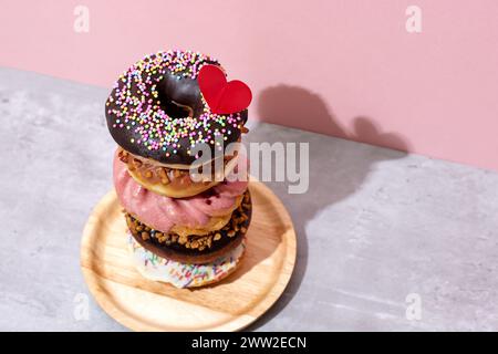 Ein Stapel Donuts mit Streuseln darüber Stockfoto