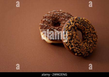 Zwei Donuts auf brauner Oberfläche Stockfoto