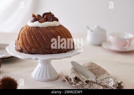 Ein Kuchen auf einem weißen Teller Stockfoto