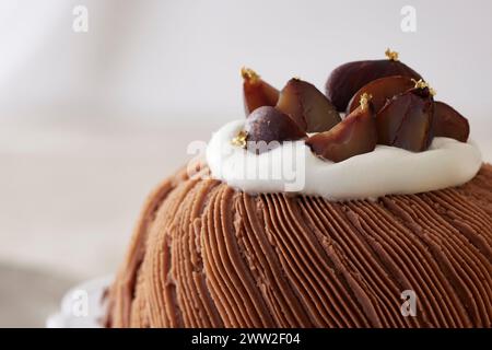 Ein Kuchen auf einem weißen Teller Stockfoto