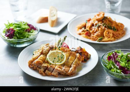 Drei Teller mit Salat, Huhn und Pasta Stockfoto