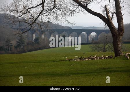 Das mehrbogige Porthkerry-Eisenbahnviadukt erstreckt sich über ein Tal an der Küste in der Nähe des Flughafens Rhoose an der walisischen Küste. Stockfoto