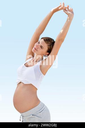 Schwangerschaft, blauer Himmel und Frau, die im Freien mit Sommer Workout, Wellness und Gesundheit. Aufwärmen, Training und werdende weibliche Person zur Pflege Stockfoto