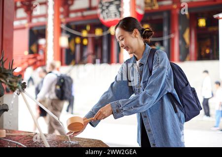 Asiatische Frau in einem Tempel Stockfoto
