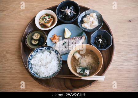 Mittagessen mit Fisch aus okinawa Stockfoto