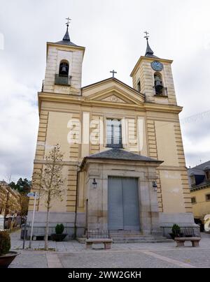 Die Kirche ist hoch und hat einen Glockenturm. Das Gebäude ist gelb und hat viele Details. Die Farm von San Idelfonso. Segovia. Spanien. 14-11-23 Stockfoto