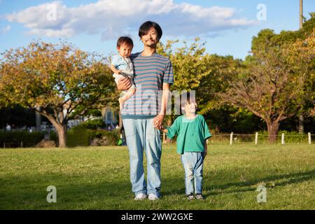 Asiatische Familie in einem Stadtpark Stockfoto