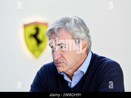 MELBOURNE, AUSTRALIEN, 25. Februar 2024. Im Bild: Carlos Sainz, der Vater von Carlos Sainz Jr. (ESP) Scuderia Ferrari im Fahrerlager beim FIA Formel 1 Rolex Australian Grand Prix 2024 3. Runde vom 22. Bis 24. März auf dem Albert Park Street Circuit in Melbourne, Australien. Quelle: Karl Phillipson/Alamy Live News Stockfoto