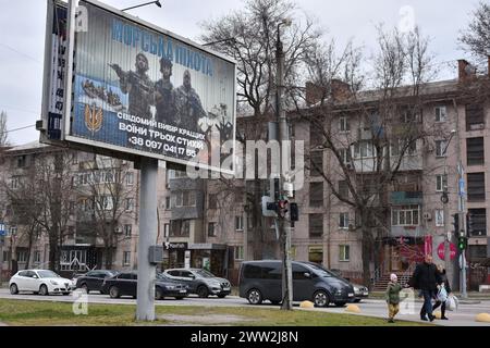 Zaporischzhia, Ukraine. März 2024. Im Zentrum von Zaporischzhia ist eine Werbetafel für die ukrainischen Streitkräfte zu sehen. Als Russland 2022 seine Invasion in großem Maßstab begann, meldeten sich viele Ukrainer freiwillig, ihr Land zu verteidigen. Aber dieser Pool ist erschöpft, und ein großer Teil der Männer im Kampfalter ist nicht bereit, an die Front zu entsandt zu werden. Es wurden nur Männer im Alter von 27 Jahren oder älter rekrutiert, während die auf dem Schlachtfeld dienten im Durchschnitt in den 40ern Ein neues Mobilisierungsgesetz ''''', das am März 31 zur Abstimmung im Parlament vorgelegt werden soll, soll die Gesetzgebung des Landes aktualisieren Stockfoto