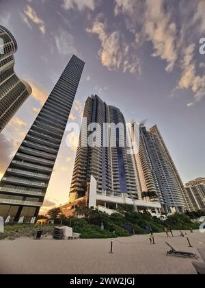 Sunny Isles, USA - 22. März 2021: Hotelhochhäuser und Wohnanlagen am Strand Stockfoto