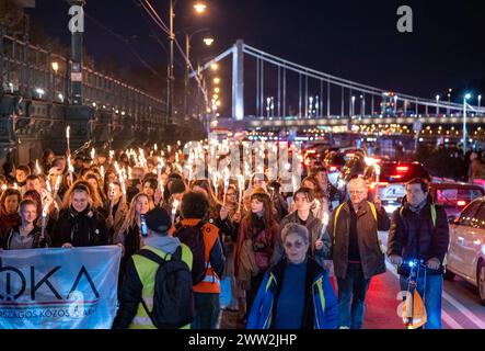 Budapest, Ungarn: 21. Februar 2024: Demonstration junger Menschen gegen Pädophilie in Schulen, Waisenhäusern und staatlichen Schutz pädophiler Teache Stockfoto