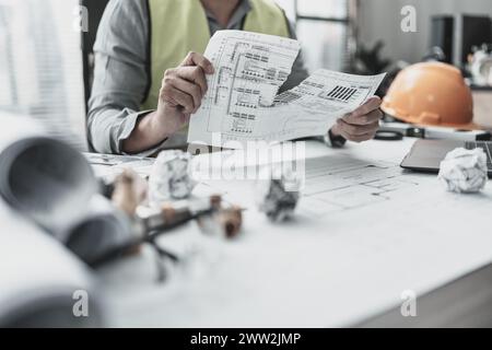 Der Architekt machte einen Fehler beim Entwurf des Plans und zerrissenes Papier. Papiercrump auf Blueprint. Fehler, Fehler und Problem Konzept. Stockfoto