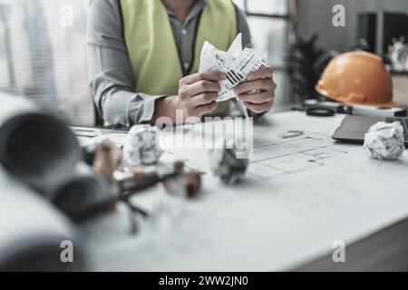 Der Architekt machte einen Fehler beim Entwurf des Plans und zerrissenes Papier. Papiercrump auf Blueprint. Fehler, Fehler und Problem Konzept. Stockfoto