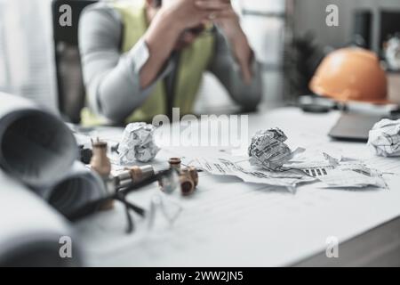 Der Architekt machte einen Fehler beim Entwurf des Plans. Papiercrump auf Blueprint. Fehler, Fehler und Problem Konzept. Stockfoto