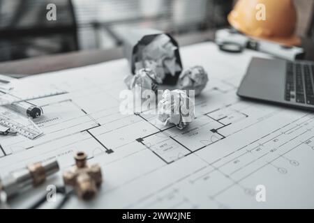 Der Architekt machte einen Fehler beim Entwurf des Plans. Papiercrump auf Blueprint. Fehler, Fehler und Problem Konzept. Stockfoto