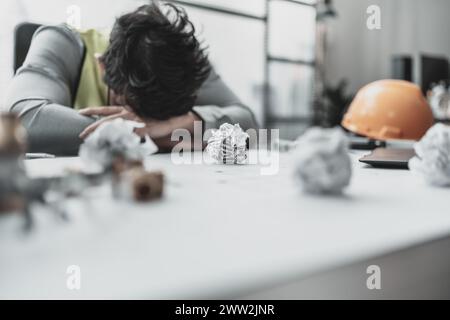 Der Architekt machte einen Fehler beim Entwurf des Plans. Papiercrump auf Blueprint. Fehler, Fehler und Problem Konzept. Stockfoto