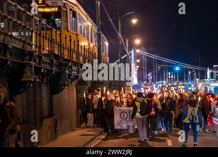 Budapest, Ungarn: 21. Februar 2024: Demonstration junger Menschen gegen Pädophilie in Schulen, Waisenhäusern und staatlichen Schutz pädophiler Teache Stockfoto