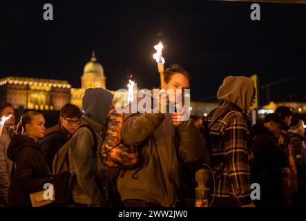 Budapest, Ungarn: 21. Februar 2024: Demonstration junger Menschen gegen Pädophilie in Schulen, Waisenhäusern und staatlichen Schutz pädophiler Teache Stockfoto