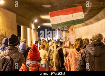 Budapest, Ungarn: 21. Februar 2024: Demonstration junger Menschen gegen Pädophilie in Schulen, Waisenhäusern und staatlichen Schutz pädophiler Teache Stockfoto