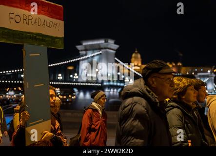 Budapest, Ungarn: 21. Februar 2024: Demonstration junger Menschen gegen Pädophilie in Schulen, Waisenhäusern und staatlichen Schutz pädophiler Teache Stockfoto