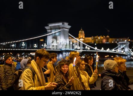 Budapest, Ungarn: 21. Februar 2024: Demonstration junger Menschen gegen Pädophilie in Schulen, Waisenhäusern und staatlichen Schutz pädophiler Teache Stockfoto