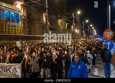 Budapest, Ungarn: 21. Februar 2024: Demonstration junger Menschen gegen Pädophilie in Schulen, Waisenhäusern und staatlichen Schutz pädophiler Teache Stockfoto