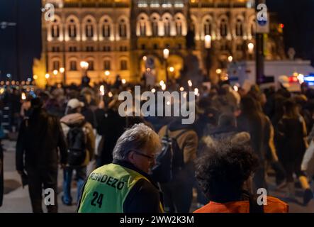 Budapest, Ungarn: 21. Februar 2024: Demonstration junger Menschen gegen Pädophilie in Schulen, Waisenhäusern und staatlichen Schutz pädophiler Teache Stockfoto