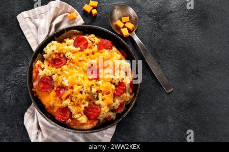 Trendiges Hybrid-Essen. Mac und Käse Pizza auf dunklem Hintergrund. Draufsicht Stockfoto