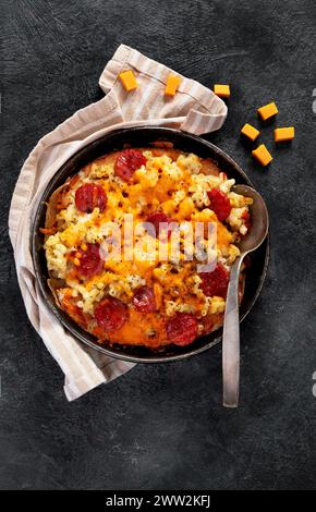 Trendiges Hybrid-Essen. Mac und Käse Pizza auf dunklem Hintergrund. Draufsicht Stockfoto