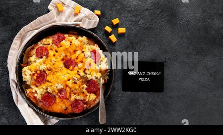 Trendiges Hybrid-Essen. Mac und Käse Pizza auf dunklem Hintergrund. Draufsicht Stockfoto