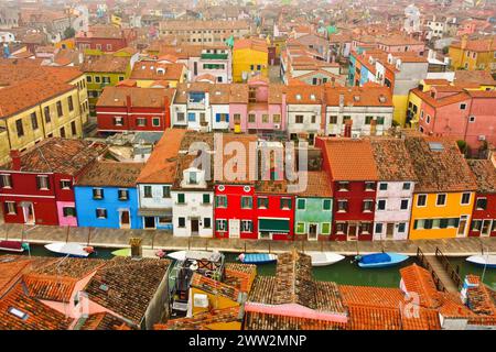 Ein Blick aus der Vogelperspektive auf farbige Häuser in Burano, Italien. Stockfoto